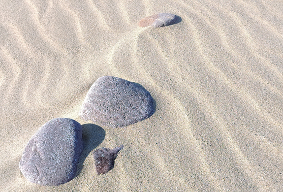 Enfant et caillou, Copyright : Alo&eacute; Hok-Schlagenhauf.